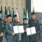Bupati Kepulauan Anambas bersama pimpinan DPRD Kabupaten Kepulauan Anambas memperlihatkan dokumen Nota Kesepakatan Perubahan KUA dan Perubahan PPAS APBD Tahun Anggaran 2026 usai penandatanganan dalam rapat paripurna DPRD Anambas, Jumat (14/8/2026).