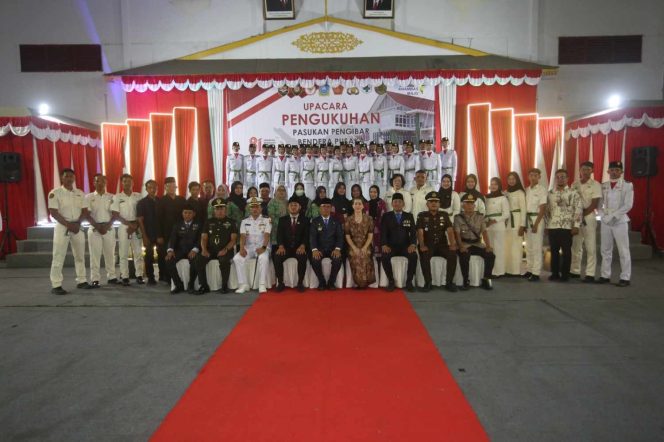 
					Bupati Kepulauan Anambas Aneng bersama jajaran Forkopimda, pembina, pelatih, dan Paskibraka Kabupaten Kepulauan Anambas berfoto bersama usai upacara pengukuhan Paskibraka Tahun 2026 di Tarempa, Sabtu (15/8/2026).