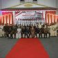 Bupati Kepulauan Anambas Aneng bersama jajaran Forkopimda, pembina, pelatih, dan Paskibraka Kabupaten Kepulauan Anambas berfoto bersama usai upacara pengukuhan Paskibraka Tahun 2026 di Tarempa, Sabtu (15/8/2026).
