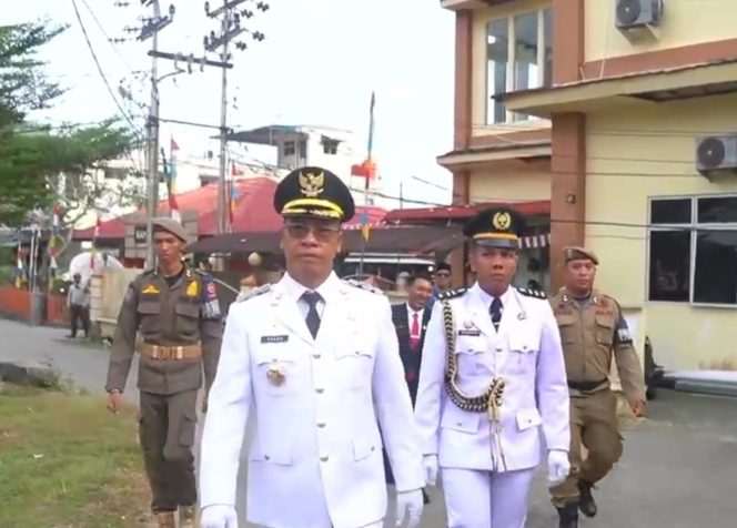 
					Bupati Kepulauan Anambas Aneng bersama ajudan saat mengikuti rangkaian upacara peringatan HUT ke-81 Kemerdekaan Republik Indonesia di Tarempa, Kabupaten Kepulauan Anambas, Senin (17/8/2026).