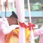 Bupati Kepulauan Anambas Aneng mencium Bendera Merah Putih sebelum prosesi pengibaran pada Upacara HUT ke-81 Kemerdekaan RI di Lapangan Sulaiman Abdullah, Tarempa, Senin (17/8/2026). Momen tersebut menjadi simbol penghormatan dan kecintaan terhadap Tanah Air.