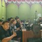 Tim Diskominfotik Kabupaten Kepulauan Anambas bekerja di balik layar untuk memastikan siaran langsung dan dokumentasi Malam Resepsi Kenegaraan HUT ke-81 Kemerdekaan RI di BPMS Siantan berjalan lancar, Senin malam (17/8/2026).