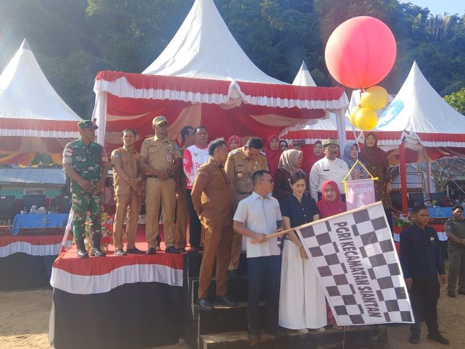 
					Bupati Kepulauan Anambas Aneng bersama jajaran Forkopimda dan pengurus PGRI Kecamatan Siantan saat membuka Pawai Pembangunan PGRI Kecamatan Siantan dalam rangka memeriahkan HUT ke-81 Kemerdekaan RI, Selasa (18/8/2026).