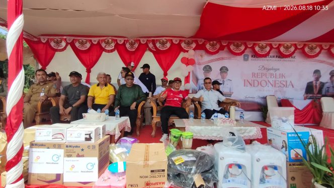 
					Bupati Kepulauan Anambas Aneng bersama Wakil Ketua I DPRD Kepulauan Anambas Yusli dan jajaran saat menghadiri Pesta Rakyat HUT ke-81 Kemerdekaan RI di Kecamatan Palmatak, Selasa (18/8/2026). Sejumlah hadiah dan doorprize disiapkan untuk memeriahkan rangkaian kegiatan bagi masyarakat.