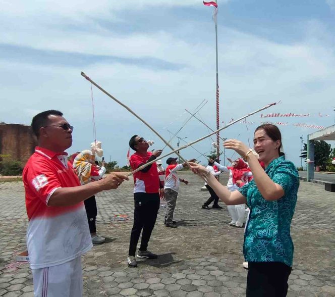 
					Bupati Kepulauan Anambas Aneng bersama jajaran mengikuti lomba makan kerupuk dalam rangka memeriahkan HUT ke-81 Kemerdekaan RI di Lapangan Apel Kantor Bupati Anambas, Rabu (19/8/2026). Lomba berlangsung meriah dan penuh kebersamaan.