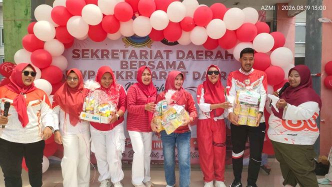 
					Sejumlah peserta berpose sambil membawa hadiah usai mengikuti perlombaan dalam rangka memeriahkan HUT ke-81 Kemerdekaan RI yang digelar DWP Sekretariat Daerah Kabupaten Kepulauan Anambas di Pasir Peti, Rabu (19/8/2026).