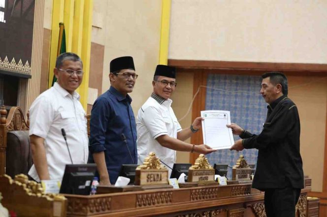 
					Ketua DPRD Kota Batam Muhammad Kamaluddin bersama pimpinan DPRD menerima pandangan tertulis fraksi-fraksi dalam rapat paripurna DPRD Kota Batam, Rabu (19/8/2026). Seluruh fraksi menyatakan sepakat melanjutkan pembahasan tiga Ranperda usulan Pemerintah Kota Batam.