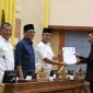 Ketua DPRD Kota Batam Muhammad Kamaluddin bersama pimpinan DPRD menerima pandangan tertulis fraksi-fraksi dalam rapat paripurna DPRD Kota Batam, Rabu (19/8/2026). Seluruh fraksi menyatakan sepakat melanjutkan pembahasan tiga Ranperda usulan Pemerintah Kota Batam.