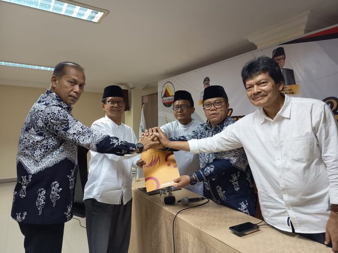 
					Sejumlah pengurus Gebu Minang bersama Fadril Usman usai penetapan Ketua DPD Gebu Minang Provinsi Kepulauan Riau secara aklamasi dalam kegiatan di Aula BBR Hotel, Jumat (21/8/2026).