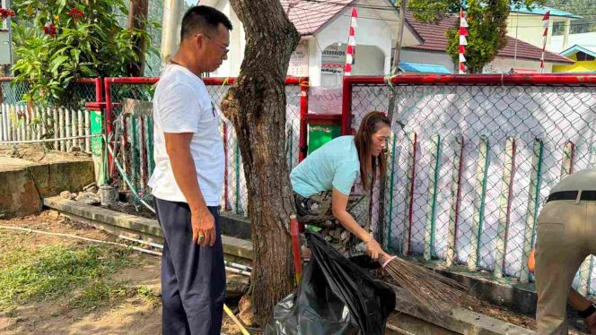 
					Bupati Kepulauan Anambas Aneng bersama istri, Ny. Sinta Aneng, membersihkan lingkungan di sekitar Taman Bermadah, Tarempa, Selasa (25/8/2026).
