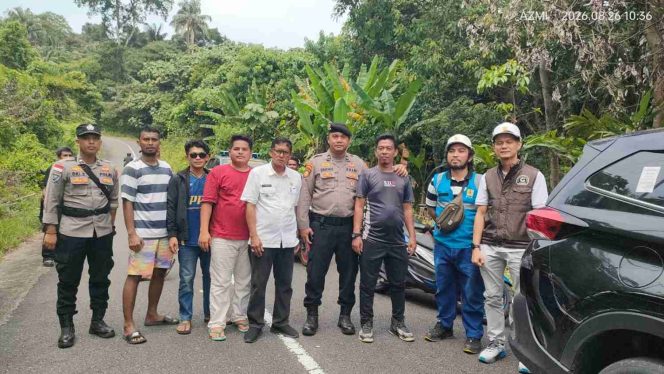 
					Camat Siantan Selatan Kaharuzzaman bersama Kades Siantan Selatan, Kapol Sub Sektor Air Bini Marulam Siahaan beserta anggota, manajemen PLN bersama jajaran, serta masyarakat berada di lokasi pembahasan pembersihan jalur jaringan listrik PLN, Rabu (26/8/2026).