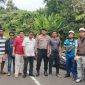 Camat Siantan Selatan Kaharuzzaman bersama Kades Siantan Selatan, Kapol Sub Sektor Air Bini Marulam Siahaan beserta anggota, manajemen PLN bersama jajaran, serta masyarakat berada di lokasi pembahasan pembersihan jalur jaringan listrik PLN, Rabu (26/8/2026).