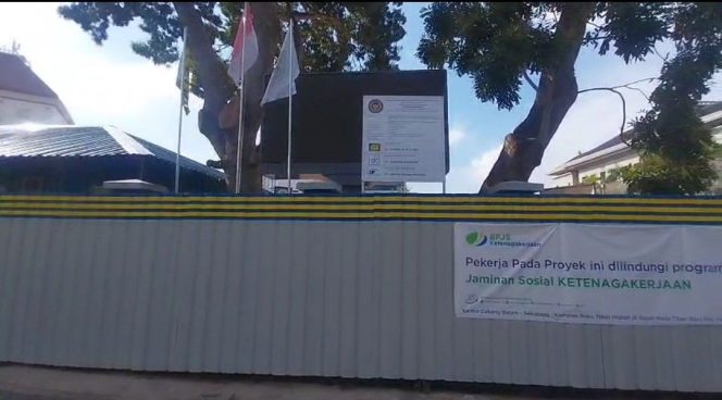 
					Kondisi proyek renovasi Gedung Kantor Imigrasi Kelas I Khusus TPI Batam yang telah dipagari seng proyek.