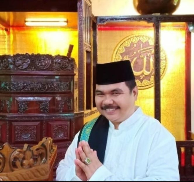 
					Ketua Umum BAKOMUBIN dan Muballigh Tanjungpinang, Riswandi. Ia mendorong penguatan pengawasan dan perlindungan anak menyusul dugaan kasus asusila yang melibatkan siswa SMP di Tanjungpinang.