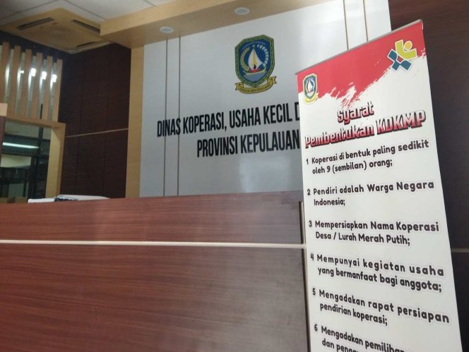 
					Kantor DKUKM Provinsi Kepulauan Riau di Dompak, Tanjungpinang, terlihat bersama banner informasi persyaratan pembentukan Koperasi Desa/Kelurahan Merah Putih (KDKMP), Selasa (25/8). 