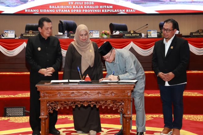 
					Gubernur Kepulauan Riau Ansar Ahmad (kiri), Wakil Ketua I DPRD Kepri Dewi Kumalasari, dan pimpinan DPRD Kepri Bakhtiar saat penandatanganan persetujuan Ranperda tentang Pertanggungjawaban Pelaksanaan APBD Kepri Tahun Anggaran 2025 dalam Rapat Paripurna DPRD Kepri di Balairung Raja Khalid Hitam, Pulau Dompak, Rabu (29/7/2026).