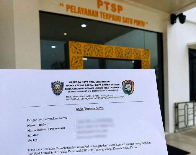 
					Tanda terima surat permohonan informasi perkembangan dan tindak lanjut laporan GAMNR terkait dugaan pengelolaan belanja hotel dan belanja publikasi DKUKM Kepri yang disampaikan kepada Kejati Kepri melalui PTSP, Rabu (19/8/2026). Data pribadi pada tanda terima disamarkan.