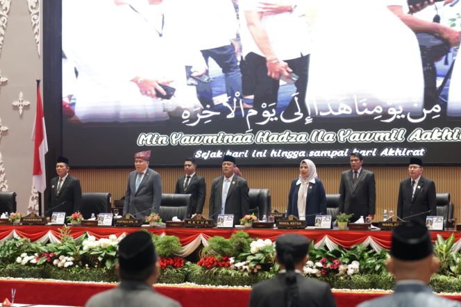
					Gubernur Kepri Ansar Ahmad bersama pimpinan DPRD Kepri mengikuti Rapat Paripurna Masa Sidang Ke-2 Tahun Anggaran 2026 di Ruang Sidang Utama Balairung Raja Khalid Hitam, Pulau Dompak, Tanjungpinang, Senin (22/6/2026).