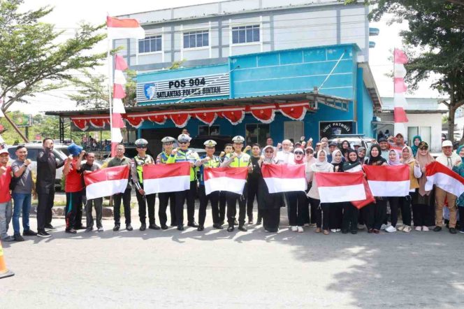 
					Wakil Ketua I DPRD Provinsi Kepulauan Riau, Dewi Kumalasari, bersama Sekretariat DPRD Kepri, TP-PKK Kepri dan personel Satlantas berfoto bersama usai kegiatan pembagian Bendera Merah Putih kepada masyarakat di kawasan Kilometer 16, Kabupaten Bintan, Kamis (6/8/2026).
