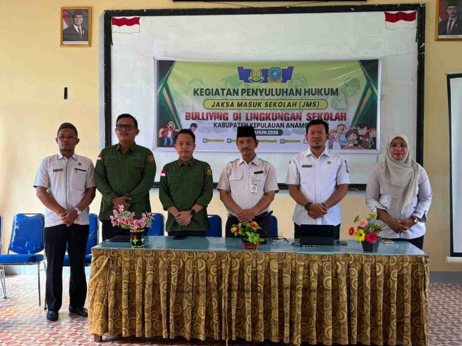 
					Kepala Seksi Intelijen Kejaksaan Negeri Kepulauan Anambas, Adjudian Syafitra, S.H, bersama jajaran Kejari, Bagian Hukum Sekretariat Daerah Kabupaten Kepulauan Anambas, dan pihak SD Negeri 001 Tarempa berfoto bersama usai pelaksanaan Program Jaksa Masuk Sekolah (JMS), Rabu (5/8/2026)
