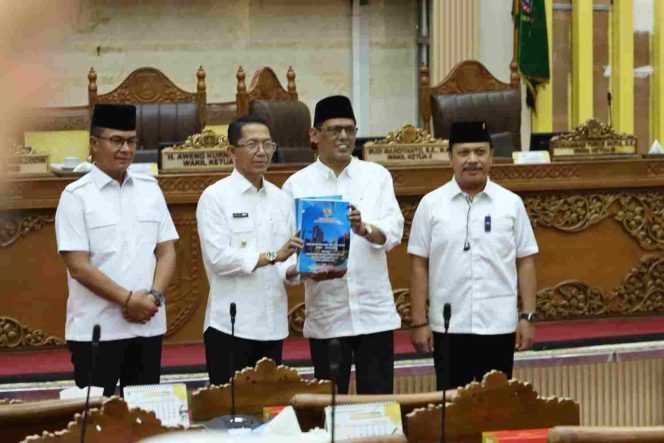 
					Wali Kota Batam Amsakar Achmad bersama pimpinan DPRD Kota Batam menunjukkan dokumen Nota Keuangan dan Ranperda APBD Kota Batam Tahun Anggaran 2027 usai rapat paripurna.