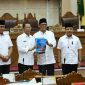 Wali Kota Batam Amsakar Achmad bersama pimpinan DPRD Kota Batam menunjukkan dokumen Nota Keuangan dan Ranperda APBD Kota Batam Tahun Anggaran 2027 usai rapat paripurna.