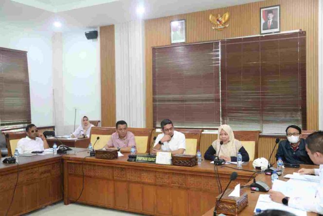 
					Wakil Ketua Pansus Ranperda Kampung Tua DPRD Kota Batam, Kamaruddin Muda, bersama anggota Pansus dan Tim Pemko Batam mengikuti rapat pembahasan Ranperda Penataan Kampung Tua, Rabu (16/9/2026).
