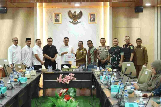 
					Ketua DPRD Kota Batam Haji Muhammad Kamaluddin bersama jajaran menerima kunjungan kerja Forkopimda Kabupaten Tanah Datar di Ruang Rapat Pimpinan DPRD Kota Batam, Senin (21/9/2026).
