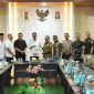 Ketua DPRD Kota Batam Haji Muhammad Kamaluddin bersama jajaran menerima kunjungan kerja Forkopimda Kabupaten Tanah Datar di Ruang Rapat Pimpinan DPRD Kota Batam, Senin (21/9/2026).