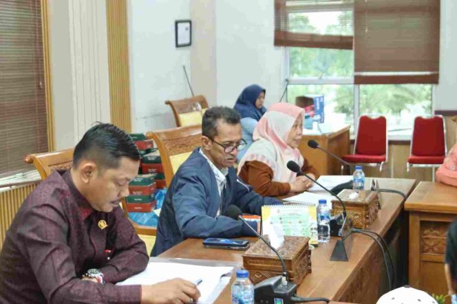 
					Ketua Pansus DPRD Kota Batam Muhammad Yunus memimpin rapat lanjutan pembahasan Ranperda tentang Penataan Kampung Tua bersama Tim Pemerintah Kota Batam, Selasa (22/9/2026).