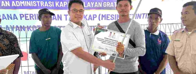 
					Wakil Ketua I DPRD Kota Batam Haji Aweng Kurniawan menyerahkan bantuan 100 unit mesin ketinting kepada nelayan se-Kecamatan Belakangpadang di Kelurahan Pulau Kasu, Selasa (22/9/2026).