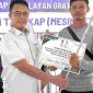 Wakil Ketua I DPRD Kota Batam Haji Aweng Kurniawan menyerahkan bantuan 100 unit mesin ketinting kepada nelayan se-Kecamatan Belakangpadang di Kelurahan Pulau Kasu, Selasa (22/9/2026).