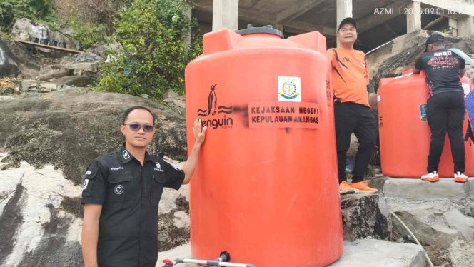 
					Kepala Desa Sri Tanjung, Penglek, berfoto di lokasi toren bantuan Kejaksaan Negeri Kabupaten Kepulauan Anambas yang diperuntukkan bagi kebutuhan air bersih masyarakat, Selasa (1/9/2026).