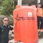 Kepala Desa Sri Tanjung, Penglek, berfoto di lokasi toren bantuan Kejaksaan Negeri Kabupaten Kepulauan Anambas yang diperuntukkan bagi kebutuhan air bersih masyarakat, Selasa (1/9/2026).