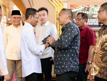 Walikota Batam, Amsakar Achmad (, berbincang dengan sejumlah anggota DPRD Batam saat Rapat Paripurna DPRD Kota Batam di Ruang Sidang DPRD Kota Batam, Rabu (2/9/2026). Foto : Istimewa