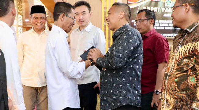 Walikota Batam, Amsakar Achmad (, berbincang dengan sejumlah anggota DPRD Batam saat Rapat Paripurna DPRD Kota Batam di Ruang Sidang DPRD Kota Batam, Rabu (2/9/2026). Foto : Istimewa