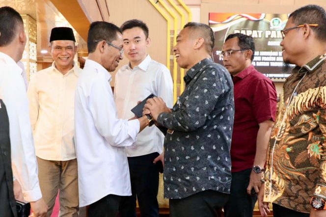 
					Walikota Batam, Amsakar Achmad (, berbincang dengan sejumlah anggota DPRD Batam saat Rapat Paripurna DPRD Kota Batam di Ruang Sidang DPRD Kota Batam, Rabu (2/9/2026). Foto : Istimewa