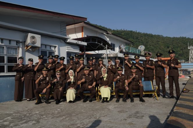 
					Kepala Kejaksaan Negeri Kepulauan Anambas bersama jajaran berfoto bersama usai kegiatan ziarah dan tabur bunga di Pelabuhan Sri Siantan, Tarempa.