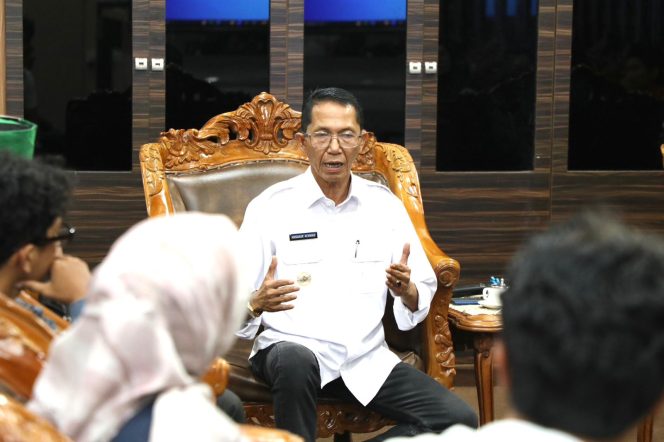 
					Walikota Batam, Amsakar Achmad, berdialog dengan mahasiswa dan pemuda saat menerima audiensi Koalisi Angkatan Muda Bersatu Kota Batam di Kantor Wali Kota Batam, Rabu (2/9/2026). Foto : Istimewa