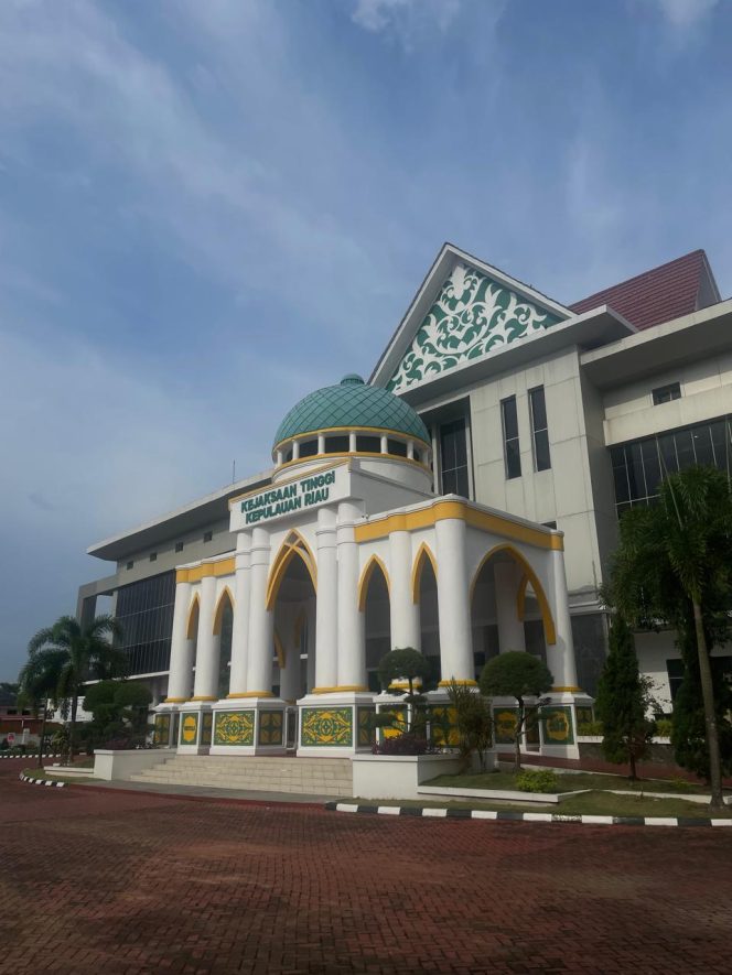 
					Gedung Kejaksaan Tinggi Kepulauan Riau (Kejati Kepri) di Km 14 Senggarang, Kota Tanjungpinang. Kejati Kepri menyatakan telah menerima dan sedang mempelajari laporan GAMNR terkait belanja publikasi dan sewa hotel pada DKUKM Kepri Tahun Anggaran 2025. Foto: Gennews.id.