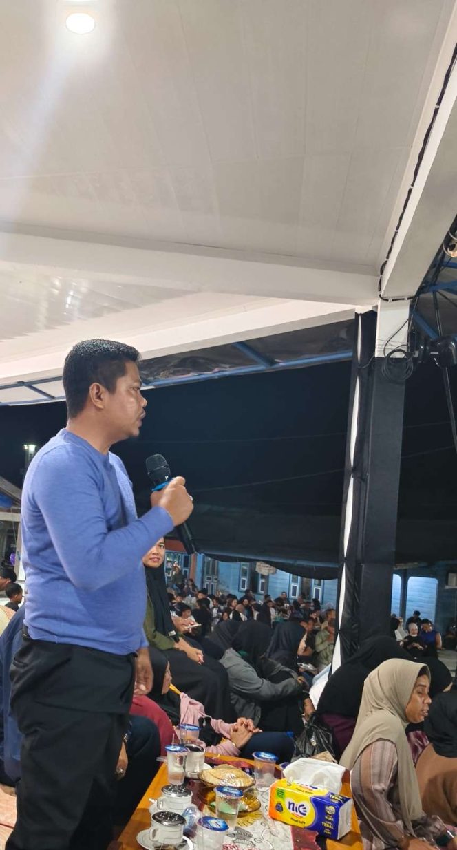 
					Camat Siantan Tengah Firdaus, S.Sos., menyampaikan sambutan pada acara penutupan Turnamen Bola Voli dalam rangka HUT Karang Taruna Sinar Siantan ke-20 di Desa Teluk Siantan, Sabtu (5/9/2026).