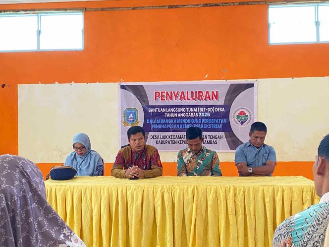 
					Camat Siantan Tengah, Firdaus, saat menghadiri penyaluran BLT Dana Desa (BLT DD) Desa Liuk Tahun 2026, Kamis (10/9/2026).