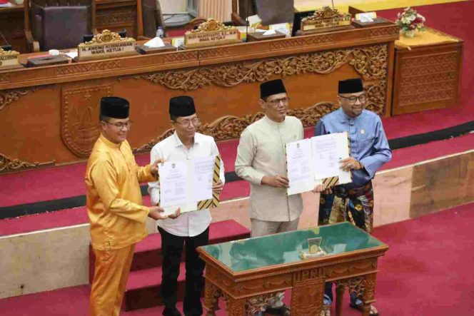
					Wali Kota Batam Amsakar Achmad bersama pimpinan DPRD Kota Batam saat rapat paripurna pengesahan Perubahan APBD Kota Batam Tahun Anggaran 2026, Jumat (11/9/2026).