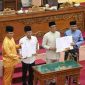 Wali Kota Batam Amsakar Achmad bersama pimpinan DPRD Kota Batam saat rapat paripurna pengesahan Perubahan APBD Kota Batam Tahun Anggaran 2026, Jumat (11/9/2026).
