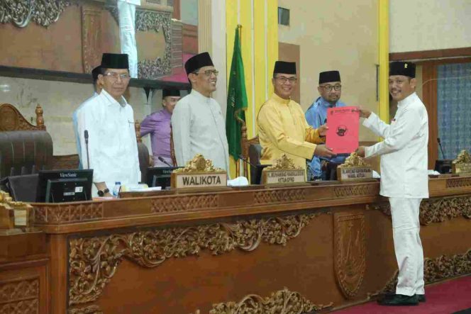 
					Salah satu Fraksi DPRD Kota Batam menyerahkan dokumen pemandangan umum terhadap Ranperda APBD Kota Batam Tahun Anggaran 2027 dalam rapat paripurna, Jumat (11/9/2026).