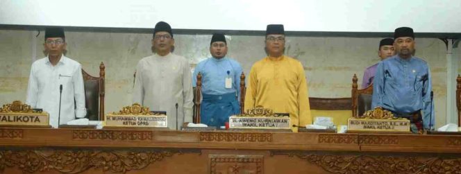 
					Wali Kota Batam Amsakar Achmad bersama pimpinan DPRD Kota Batam menyanyikan lagu Indonesia Raya sebelum rapat paripurna DPRD Kota Batam, Jumat (11/9/2026).