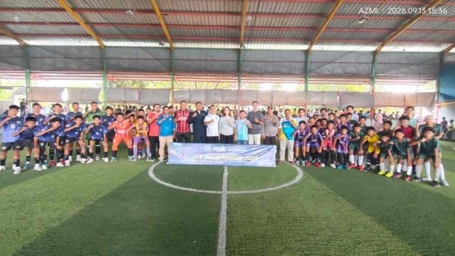 
					Bupati Kepulauan Anambas Aneng bersama Sekda Sahtiar, jajaran pejabat daerah, panitia, dan para peserta berfoto bersama usai penutupan Turnamen Futsal AFK Championship U15 dan U12 di BAYHILL, Minggu (13/9/2026).