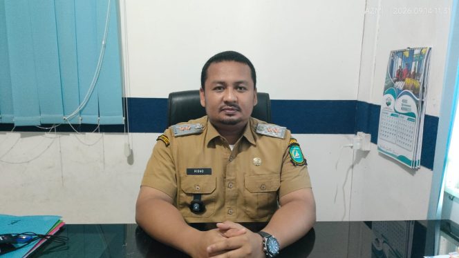 
					Lurah Ridho saat diwawancarai terkait kondisi krisis air bersih di wilayahnya, di ruang kerjanya, Senin (14/9/2026).