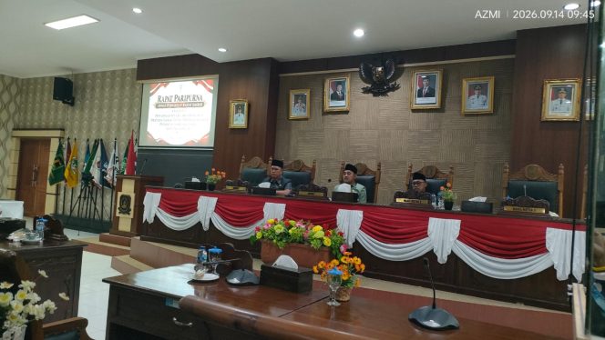 
					Wakil Ketua I DPRD Kabupaten Kepulauan Anambas, Yusli, saat menyampaikan imbauan kepada pemerintah daerah terkait kesehatan masyarakat di tengah kondisi kabut asap, dalam Rapat Paripurna, Senin (14/9/2026).