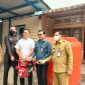 Bupati Kepulauan Anambas, Aneng saat menghadiri penyerahan bantuan lima unit tangki air dan lima unit mesin pompa air dari PT Bank Riau Kepri Syariah, Senin (14/9/2026).